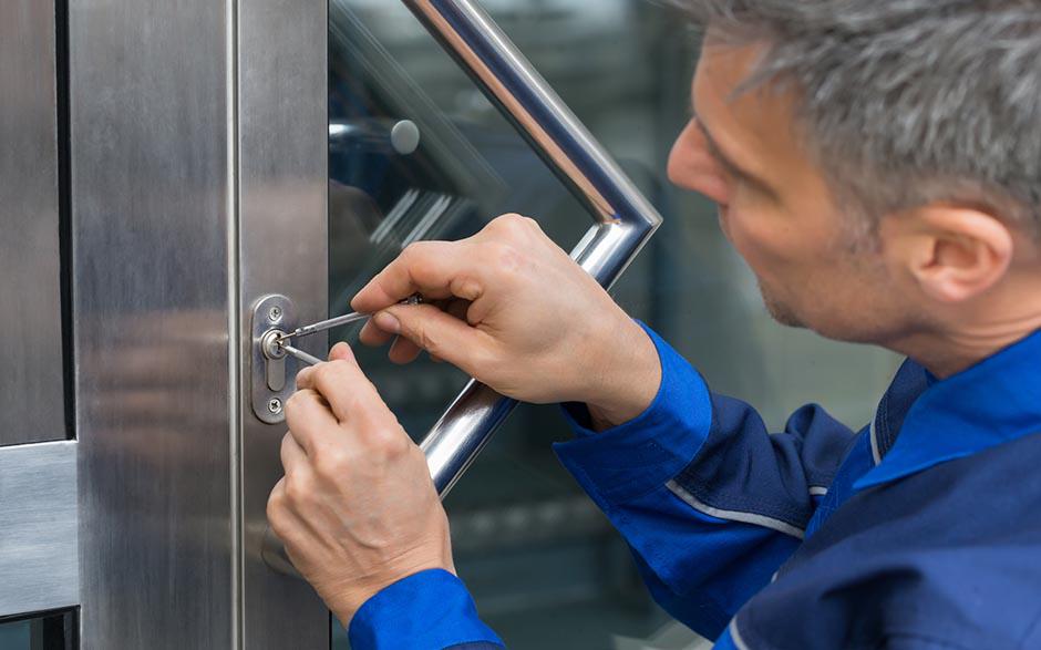 serrurier pour ouverture de porte coincée Paris 18