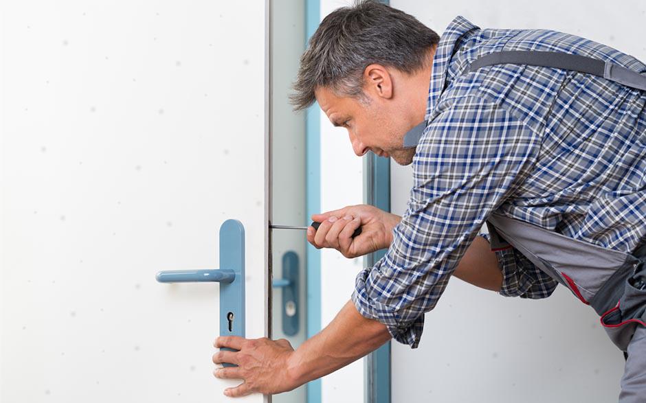 serrurier pour ouverture de porte coincée Paris 18